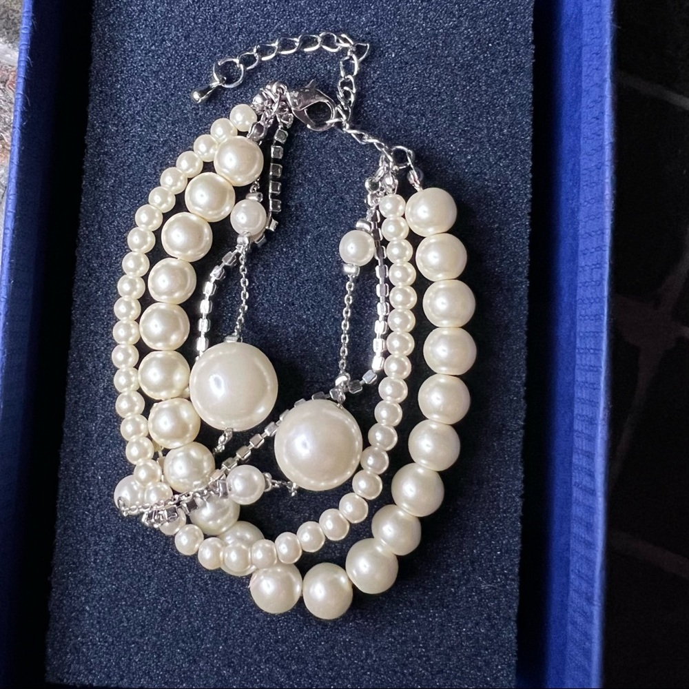 Pearl and rhinestone bracelet